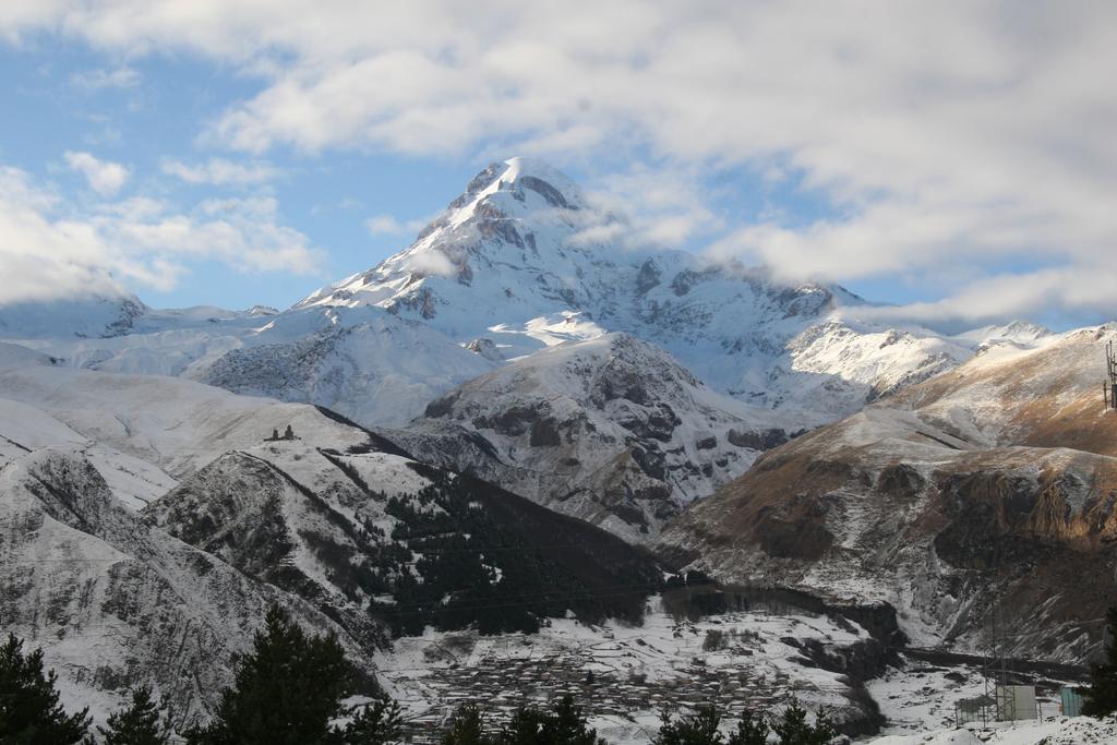Hq Of Nove Sujashvili Kazbegi Eksteriør billede